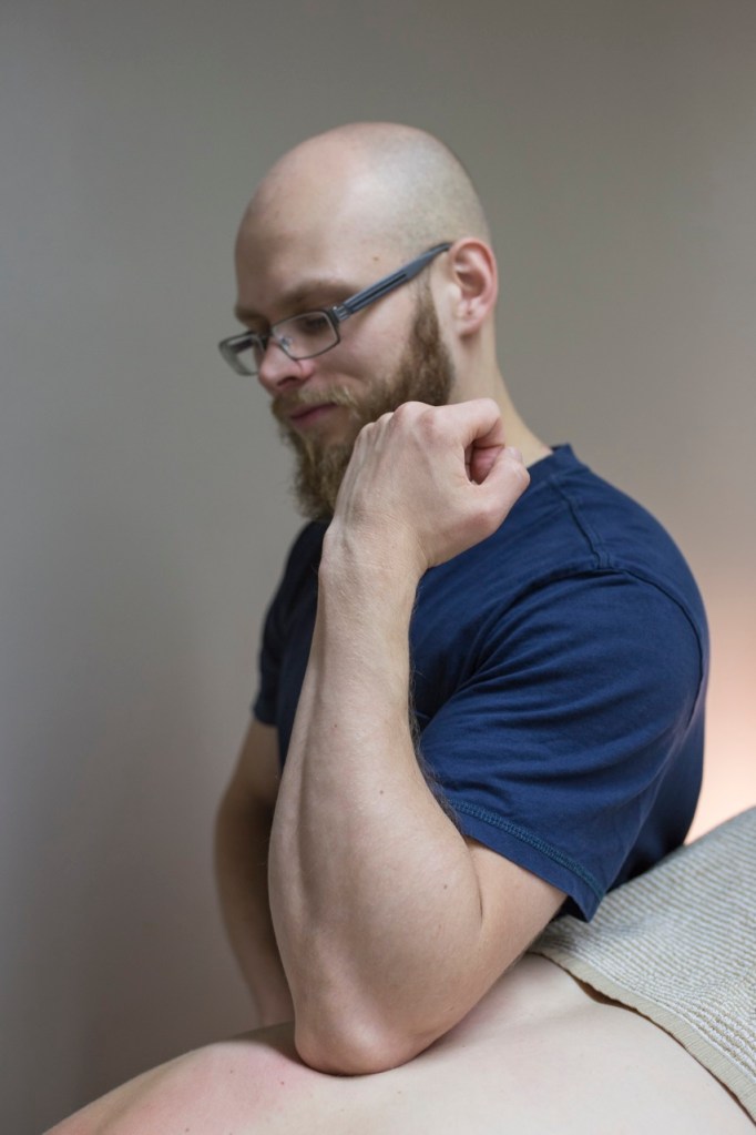 Hieronta Kuopio – koulutettu hieroja Verneri Hast hoitaa klassisella ja urheiluhieronnan tekniikalla